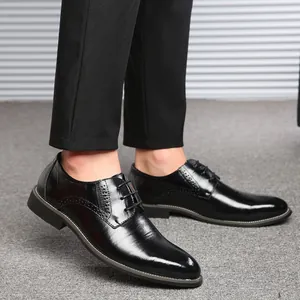 Chaussures de ville classiques noires pour hommes avec lacets élégants et détails richelieu
