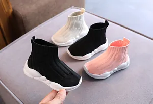 Sneaker alte in maglia traspirante per bambini in vari colori per il tempo libero.