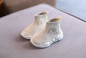 Dettaglio scarpe alte fly-knit beige per bambini con tomaia in maglia testurizzata