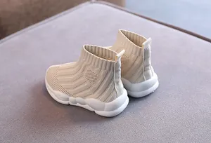 Vista posteriore dettagliata di scarpe sneaker in maglia beige per bambini.