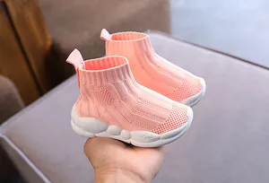 Primo piano di sneakers alte in maglia traspirante rosa per bambini piccoli