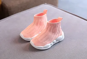 Vista dettagliata delle sneakers alte rosa in maglia per bambini con suole bianche