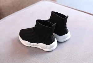 Dettaglio scarpe sneaker alte in maglia nera per bambini con suole bianche flessibili