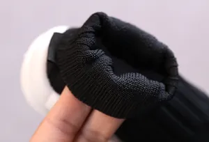Primo piano del colletto elastico traspirante delle sneakers a calzino per bambini.