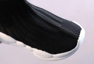 Dettaglio della trama in maglia traspirante nera su sneaker a calzino per bambini