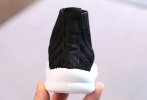 Vista posteriore dettagliata del tallone di scarpe sportive in maglia traspirante per bambini