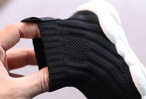 Dettaglio del materiale fly-knit nero traspirante e del collo elastico delle scarpe bimbi