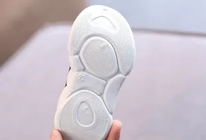 Dettaglio macro della suola in gomma antiscivolo bianca per sneakers a calzino traspiranti