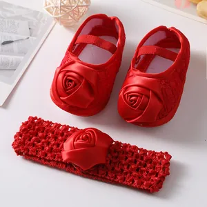 Gedetailleerd overzicht van de rode baby prinsessenschoenen en hoofdband set