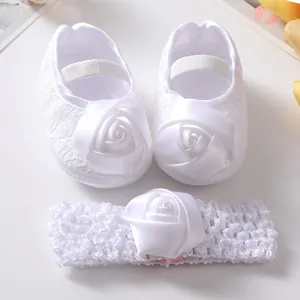 Schattige witte kanten baby prinsessenschoenen en bijpassende satijnen roos hoofdband