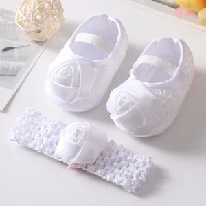 Elegante witte baby prinses kanten schoenen en bijpassende hoofdband met satijnen rozen