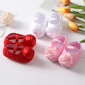 Zachte kanten baby prinsessenschoenen met roosjes in wit, rood en roze kleuren