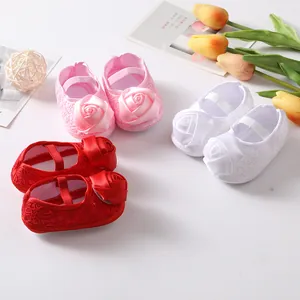 Schattige baby prinsessenschoenen met satijnen rozen in roze, rood en wit kant