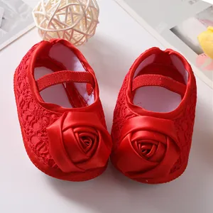 Gedetailleerde close-up van rode baby prinsessenschoenen met grote satijnen roos decoraties