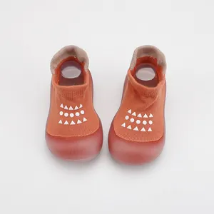 Vista detallada de zapatos tipo calcetín para bebé con suela de goma suave