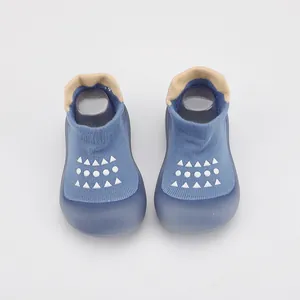 Vista detallada de calcetines zapatos para bebé azules con suelas blandas antideslizantes