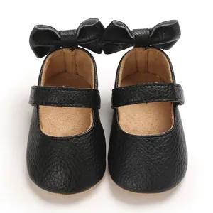 Detailansicht schwarzer Lauflernschuhe für Babys mit einer großen dekorativen Schleife