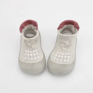 Vista macro de zapatos tipo calcetín transpirables con suela de goma suave para bebés