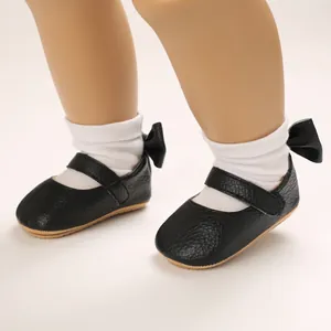 Detailansicht der schwarzen Baby-Lauflernschuhe mit weicher Sohle und Fersenschleife