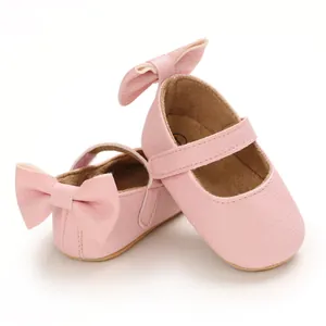 Detailansicht der rosa Lauflernschuhe für Babys mit weicher Sohle und dekorativer Schleife