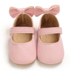 Nahaufnahme der weichen Ledertextur und Schleifendetails der rosa Baby-Lauflernschuhe