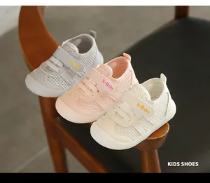 Scarpe da passeggio per neonati in rete traspirante con chiusura a velcro multicolore