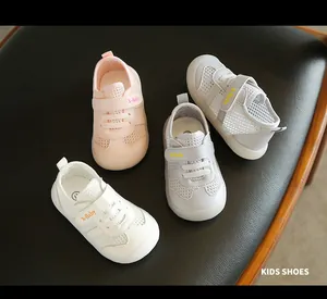 Vista dettagliata di scarpe primi passi traspiranti in mesh in rosa, bianco e grigio