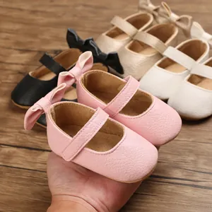 Detailaufnahme von rosa Baby-Lauflernschuhen mit weicher Sohle, Schleife und Klettverschluss