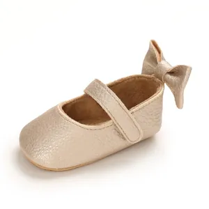 Elegante goldene Lauflernschuhe für Babys mit weicher Sohle und dekorativer Schleife am Absatz