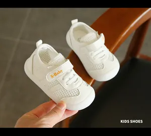 Primo piano di scarpe bianche in mesh traspirante per bambini con logo X-Baby