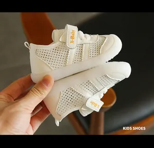 Dettaglio delle scarpe da passeggio per neonati in rete bianca con velcro e suola