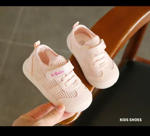 Vista dettagliata della tomaia in mesh traspirante e cinturino in velcro delle scarpe rosa per bambini.