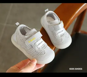 Dettaglio scarpe da camminata traspiranti in mesh grigio per bambini con cinturino velcro