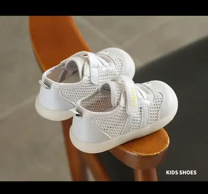 Primo piano di scarpe da camminata in rete bianca traspirante per bambini