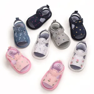 Vue détaillée de diverses sandales pour bébé à semelle souple et motifs colorés mignons.