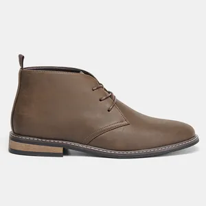 Gedetailleerd zijaanzicht van klassieke bruine desert boots voor heren met veters