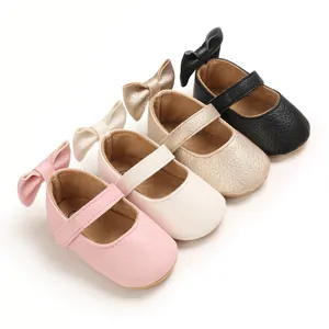 Detailansicht von weichbesohlten Baby-Prinzessin-Schuhen in verschiedenen Farben.