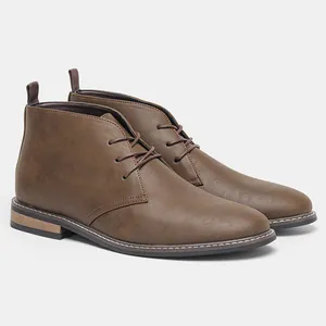 Gedetailleerd zijaanzicht van klassieke bruine heren desert boots met leren textuur