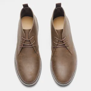 Bovenaanzicht van bruine retro heren desert boots met een casual vetersluiting erop
