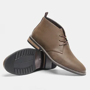 Gedetailleerde weergave van bruine heren desert boots met zijprofiel en rubberen zool