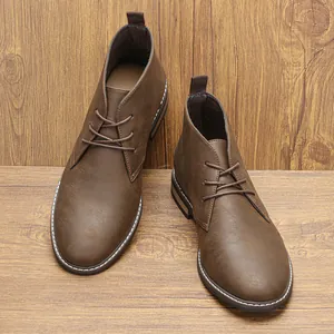 Gedetailleerd overzicht van vintage bruine desert boots voor heren in hoogwaardig kunstleer.
