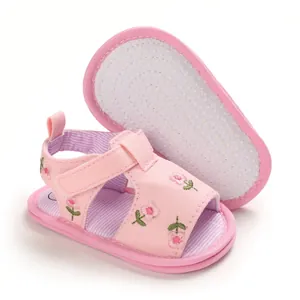 Vue détaillée de sandales roses pour bébé avec broderie florale et semelle antidérapante