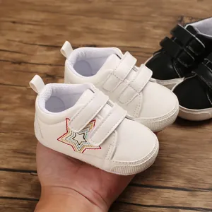Vue détaillée de chaussures de marche blanches pour bébé avec broderie étoile.