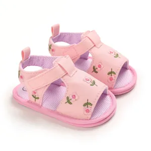 Sandales roses adorables pour bébé avec broderie florale et semelle souple rayée
