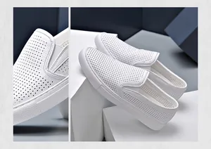Primo piano di scarpe slip-on in pelle traforata bianca da uomo