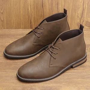 Gedetailleerd overzicht van klassieke bruine leren chukka boots voor heren op hout