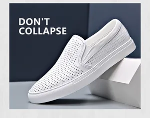 Vista dettagliata di mocassini da uomo in pelle traforata bianca slip-on
