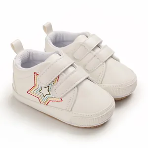 Baskets blanches premier pas pour bébé avec broderie étoile colorée et brides velcro