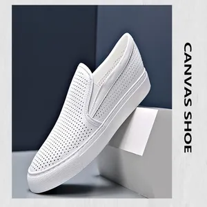 Mocassini slip-on da uomo in pelle bianca traspirante con un design traforato unico