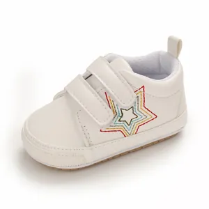Vue détaillée de chaussures bébé blanches avec broderie étoile et velcro pratique